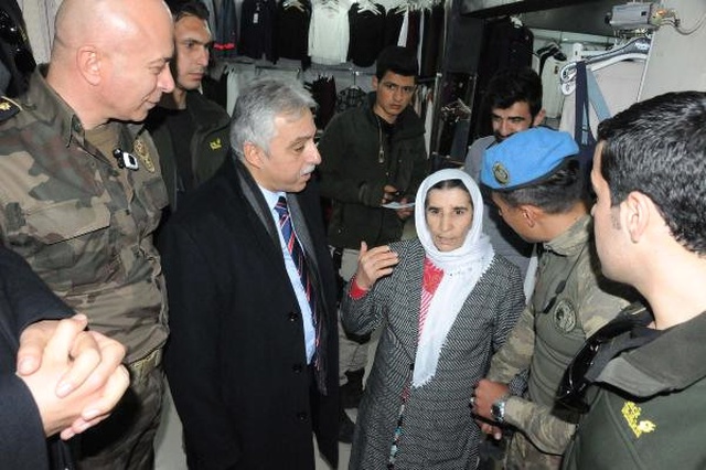 Yaşlı Kadın, Hakkari Valisi'ne Sarılıp, İşsiz Oğlu İçin İş İstedi