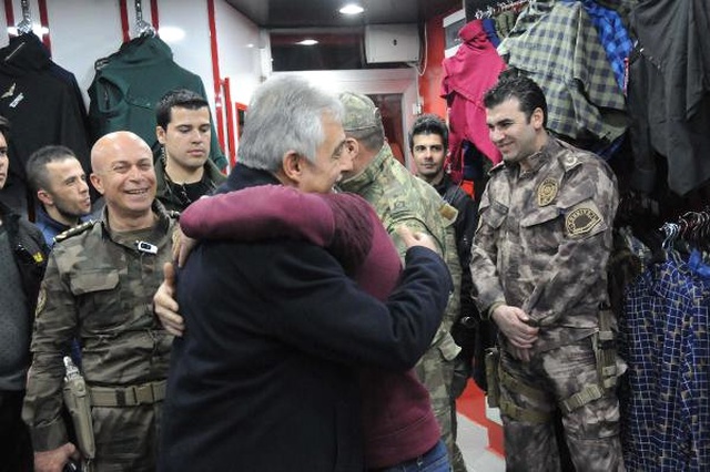 Yaşlı Kadın, Hakkari Valisi'ne Sarılıp, İşsiz Oğlu İçin İş İstedi