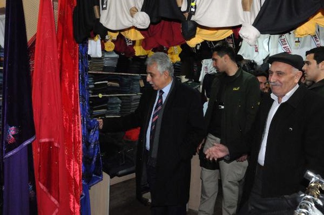 Yaşlı Kadın, Hakkari Valisi'ne Sarılıp, İşsiz Oğlu İçin İş İstedi