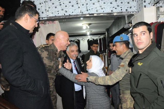 Yaşlı Kadın, Hakkari Valisi'ne Sarılıp, İşsiz Oğlu İçin İş İstedi