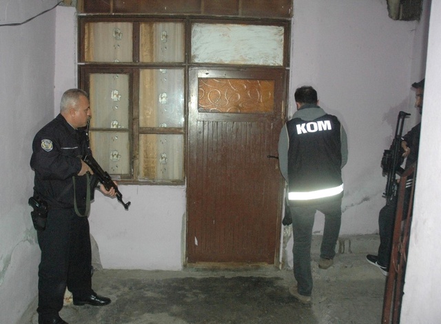 Adana'da Düzenlenen Uyuşturucu Operasyonunda 25 Kişi Gözaltına Alındı