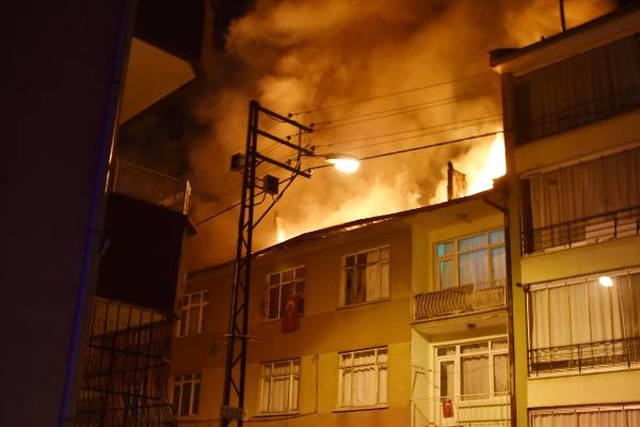 Konya'da, Bir Apartmanın Çatısı Alev Alev Yandı