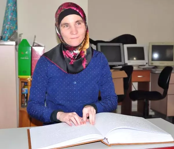 Görme Engelli Hülya, Braille Alfabesiyle Kuran Okumayı Öğrendi