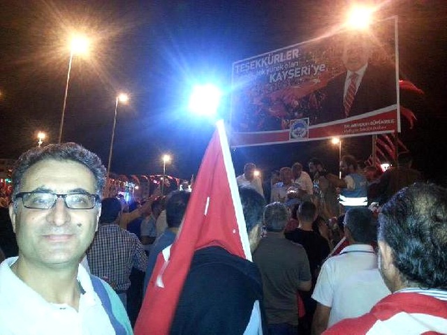 Gülen'in Yanındaki Kişiye Benzerliği Profesörü Görevinden Etmiş!