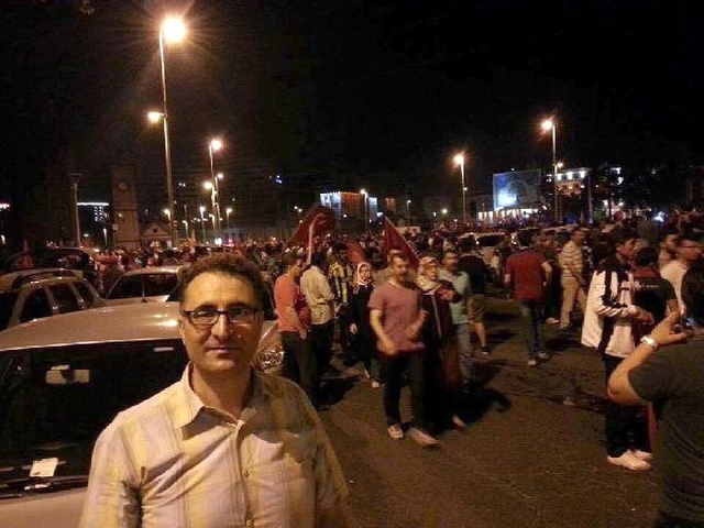 Gülen'in Yanındaki Kişiye Benzerliği Profesörü Görevinden Etmiş!