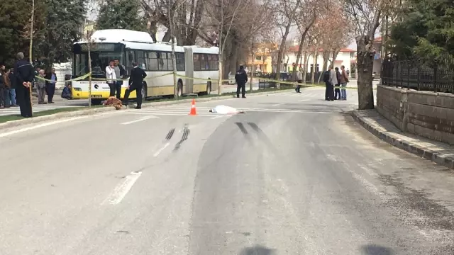 Annesinin Gözü Önünde Kamyonun Altına Giren Furkan'ın Babası Kahroldu