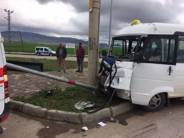 Bakan İsmet Yılmaz'ın Yol Güvenliğini Sağlayan 2 Polis, Kazada Yaralandı