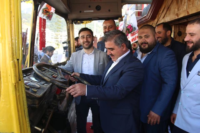 Amasya'da Belediye Otobüsünden Girilen Kafeye, Vatandaşlardan Yoğun İlgi