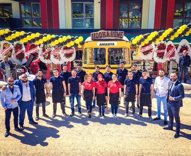 Amasya'da Belediye Otobüsünden Girilen Kafeye, Vatandaşlardan Yoğun İlgi