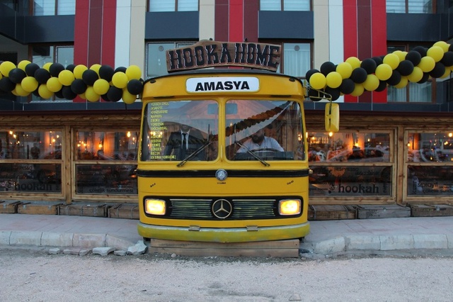 Amasya'da Belediye Otobüsünden Girilen Kafeye, Vatandaşlardan Yoğun İlgi