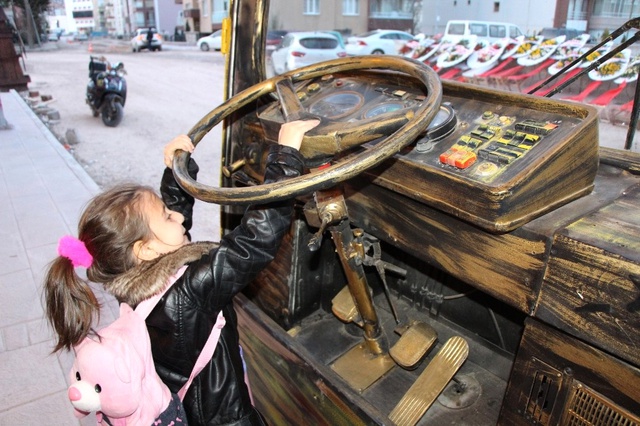 Amasya'da Belediye Otobüsünden Girilen Kafeye, Vatandaşlardan Yoğun İlgi