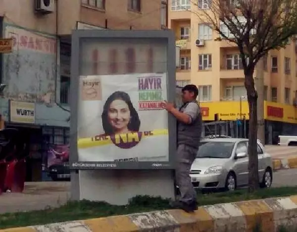  <a class='keyword-sd' href='/figen-yuksekdag/' title='Figen Yüksekdağ'>Figen Yüksekdağ</a>'ın Fotoğrafları Bulunan HDP Afişleri Toplatıldı