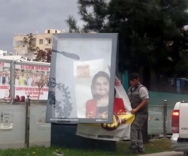 Figen Yüksekdağ'ın Fotoğrafları Bulunan HDP Afişleri Toplatıldı