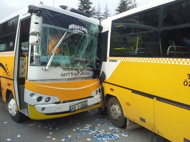 Tokat'ta Üniversiteli Öğrencileri Taşıyan 2 Midibüs Çarpıştı: 25 Yaralı