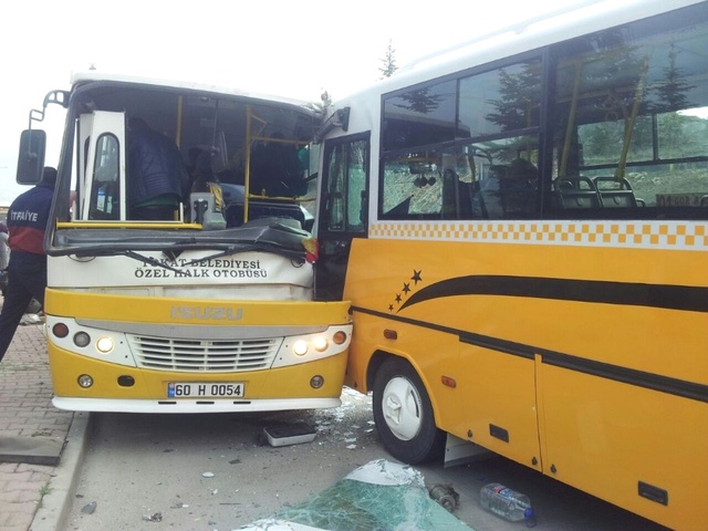Tokat'ta Üniversiteli Öğrencileri Taşıyan 2 Midibüs Çarpıştı: 25 Yaralı