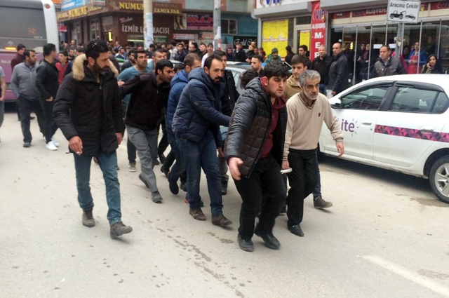 Van'da Silahlı, Döner Bıçaklı Bıçaklı <a class='keyword-sd' href='/kavga/' title='Kavga'>Kavga</a>: 4 Yaralı