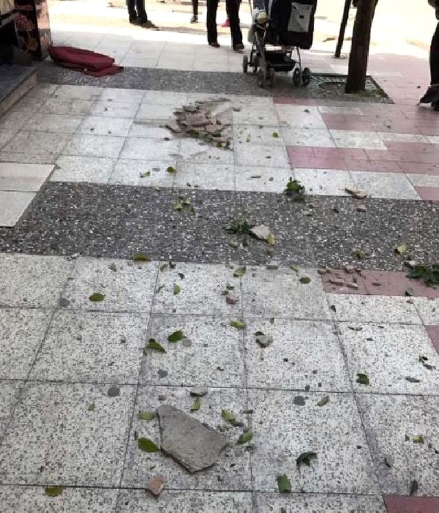 Manisa'da, Balkondan Düşen Sıva Parçaları Bir Çocuğu Yaraladı