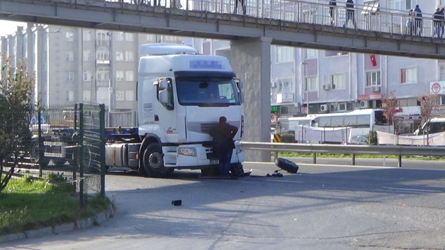 Istanbul Silivri'de TIR'la Çarpışan Otomobil, Yolcu Durağına Daldı