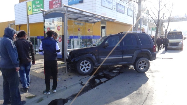 Istanbul Silivri'de TIR'la Çarpışan Otomobil, Yolcu Durağına Daldı