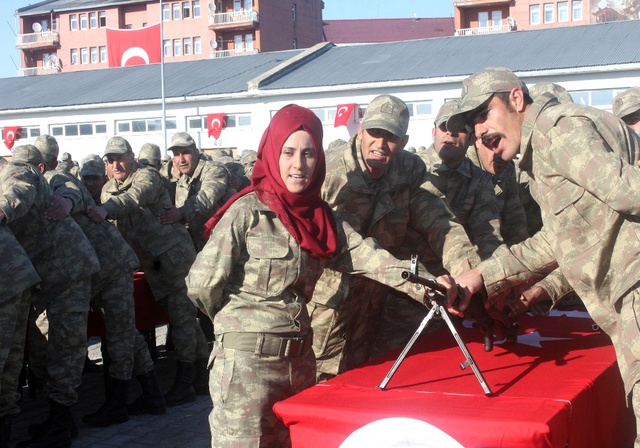 Yanıkçukur Köyünün İlk Kadın Korucusu Şehit Babasının Silahını Devraldı, Vatan Nöbeti Tutuyor!