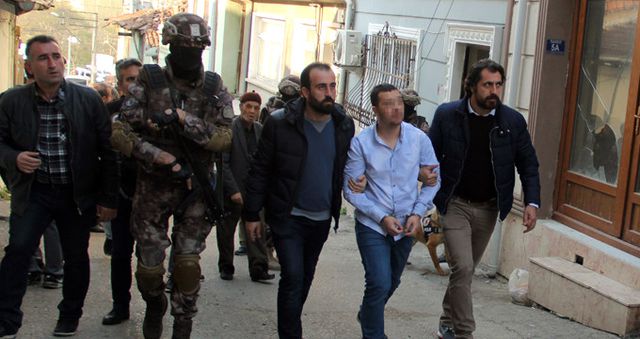 Mahalleyi Ablukaya Alan Polisleri Gören Zehir Tacirleri, Uyuşturucuları Ateşe Verdi