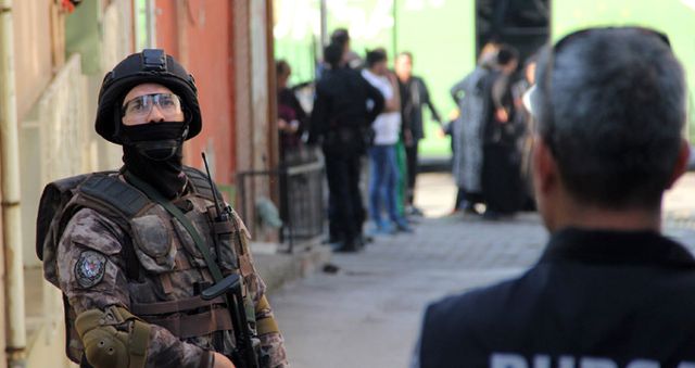Mahalleyi Ablukaya Alan Polisleri Gören Zehir Tacirleri, Uyuşturucuları Ateşe Verdi