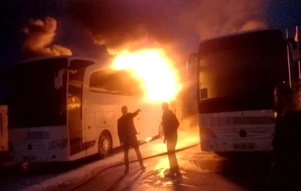 Kaçakçılar, Uyuşturucu Taşımayı Reddeden 4 Yolcu Otobüsünü Benzin Dökerek Yaktı