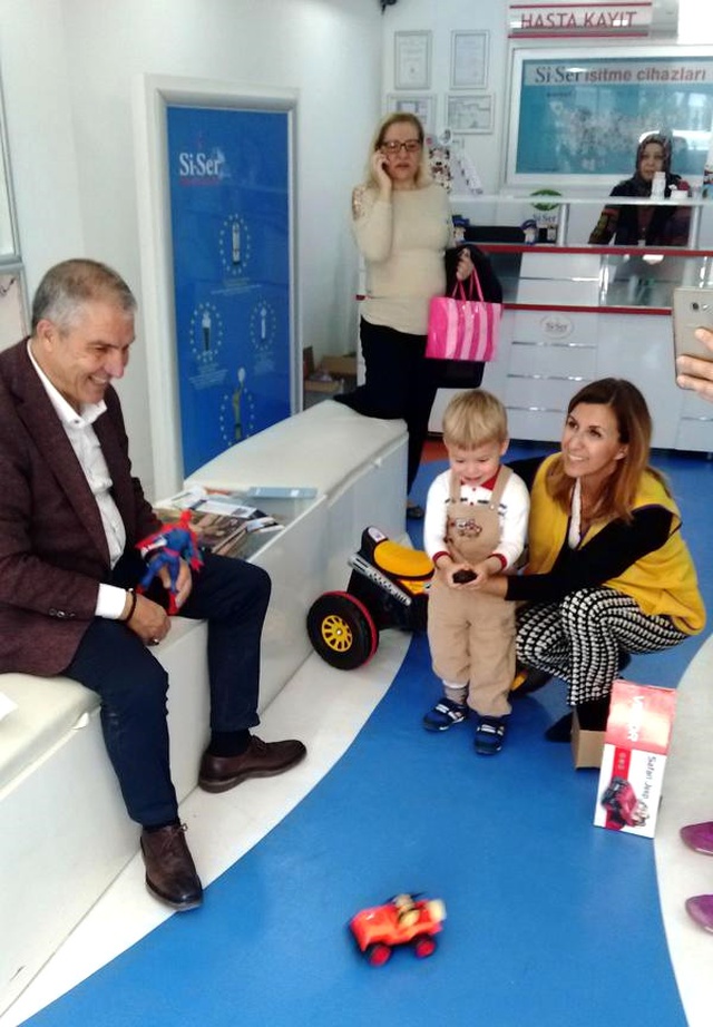 İzmir'de, Yüzde 90 İşitme Kaybı Olan Küçük Şerif, İşitme Cihazına Kavuştu