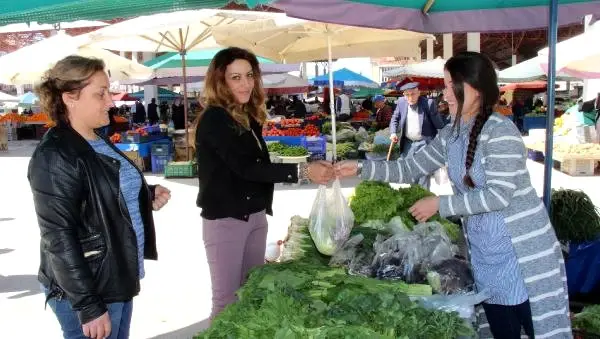 Burdur'da, Atanamayan Müzik Öğretmeni Pazarcılık Yapıyor