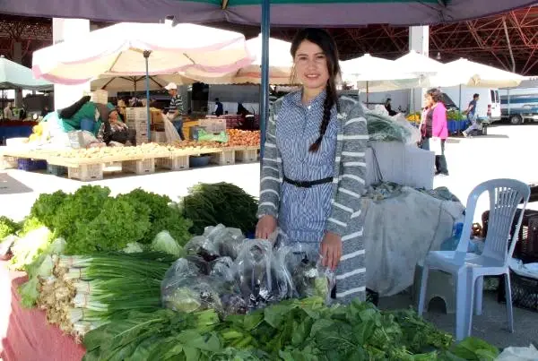 Burdur'da, Atanamayan Müzik Öğretmeni Pazarcılık Yapıyor