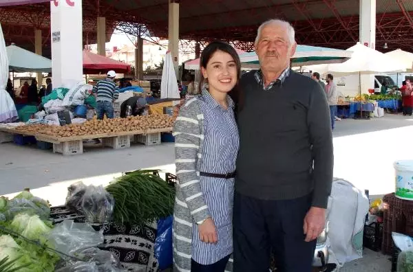 Burdur'da, Atanamayan Müzik Öğretmeni Pazarcılık Yapıyor