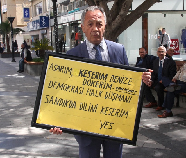 İlginç Eylemleriyle Ünlü 'Süper Vatandaş'tan CHP'li Vekile 'Dil Kesmeli' Protesto