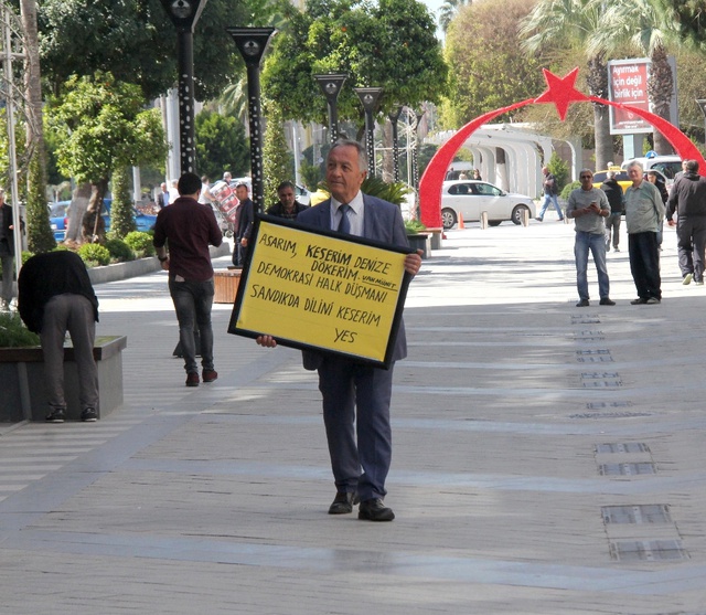 İlginç Eylemleriyle Ünlü 'Süper Vatandaş'tan CHP'li Vekile 'Dil Kesmeli' Protesto