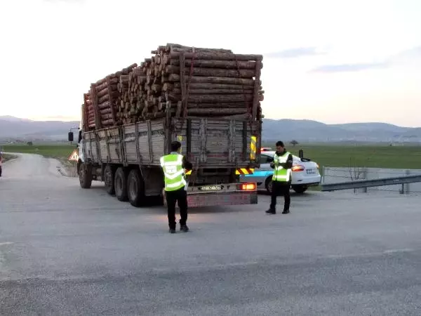 Afyon'da Bir Sürücü, Kendisine Kaza Yaptıran Kamyon Şoförünü Yakalattı