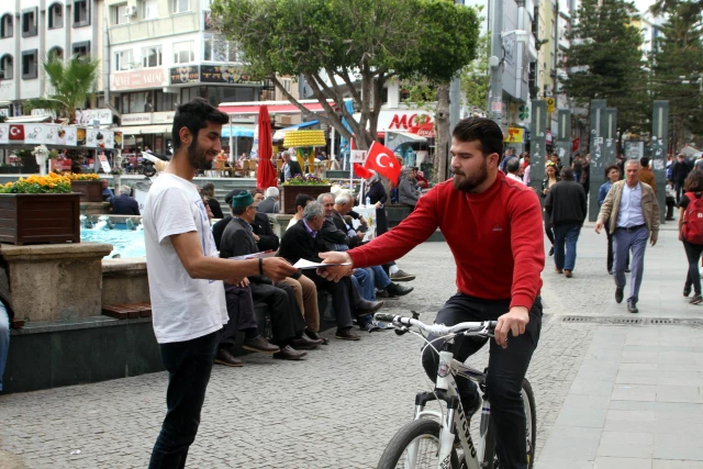 Eğitim Sen Üyelerinin Çevreye 'Hayır' Broşürü Saçması Tepki Çekti