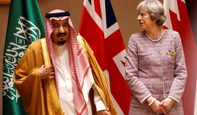 İngiltere Başbakanı May'in Suudi Arabistan Ziyaretinde Başını Örtmemesi Gündeme Oturdu