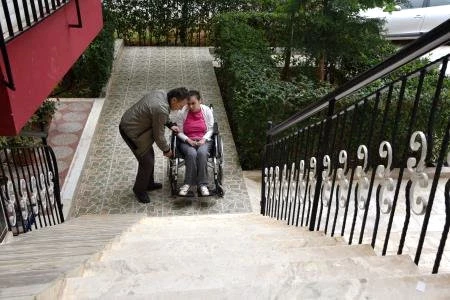 Apartmana Engelli Rampası İsteyen Babaya, Yönetimden Onay Çıkmadı