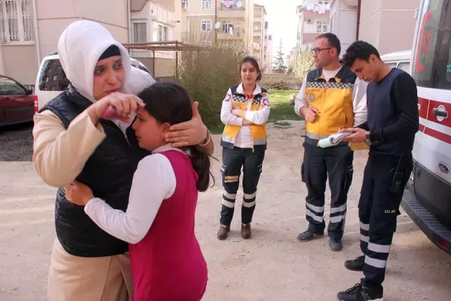 Balkon Demirinde Asılı Kalan Kızı Ölümden <a class='keyword-sd' href='/itfaiye/' title='İtfaiye'>İtfaiye</a> Kurtardı