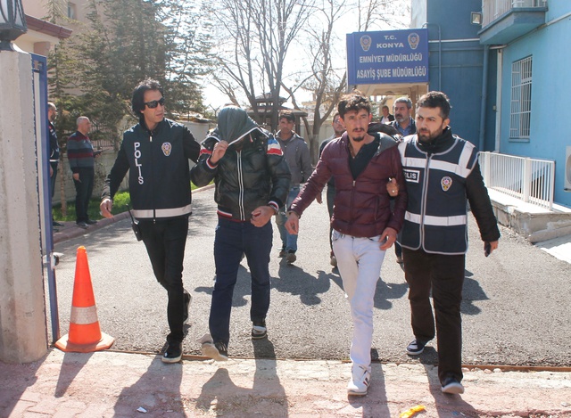 Çaldıkları Elbiselerle Kıyafet Dükkanı Açan Hırsızlar Tutuklandı