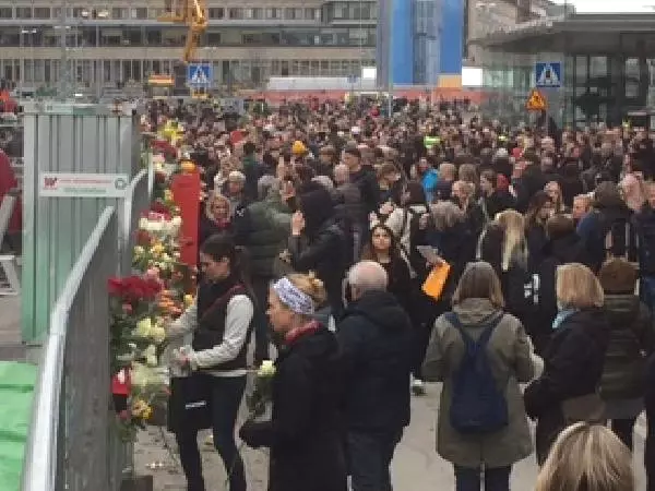 Stockholm'lüler Terör Saldırısının Gerçekleştiği Alana Çiçek Bıraktı