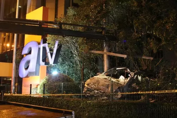 Takla Atan Otomobil ATV Televizyon Binasının Bahçesine Uçtu: 4 Yaralı