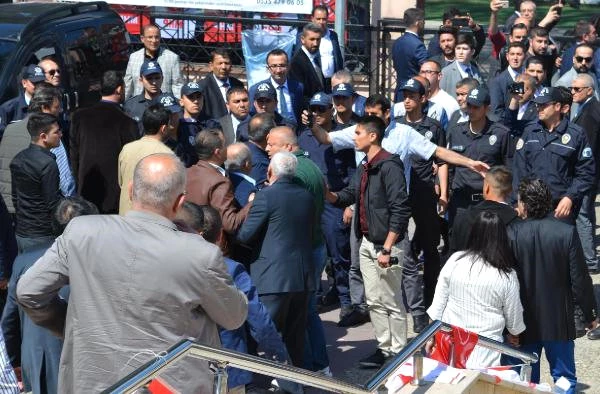 MHP İlçe Kongresi İptal Edilince Tekmeli Yumruklu Kavga Çıktı