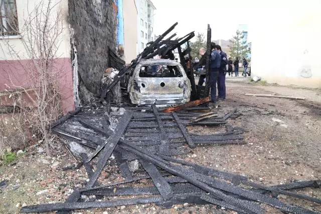 Evinin Garajına Bıraktığı Lüks Aracı, Çıkan Yangında Küle Döndü