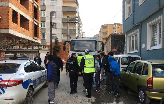 Topun Peşinden Koşarken Kamyon Altında Kalan Çocuk Hayatını Kaybetti