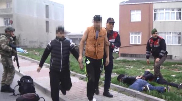 Düğün Salonunda Binlerce Litre Sahte İçki Ele Geçirildi