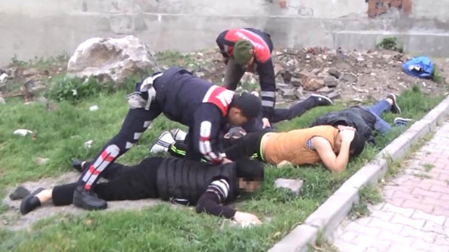 Düğün Salonunda Binlerce Litre Sahte İçki Ele Geçirildi