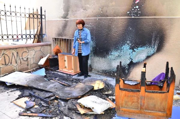 Manisa'da Öğrencilerin Yaptığı Kedi ve Köpek Evleri Ateşe Verildi