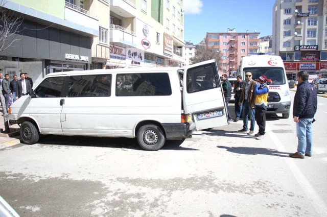 İranlı Vatandaş, 3 Gündür Park Halinde Bulunan Minibüste Ölü Bulundu