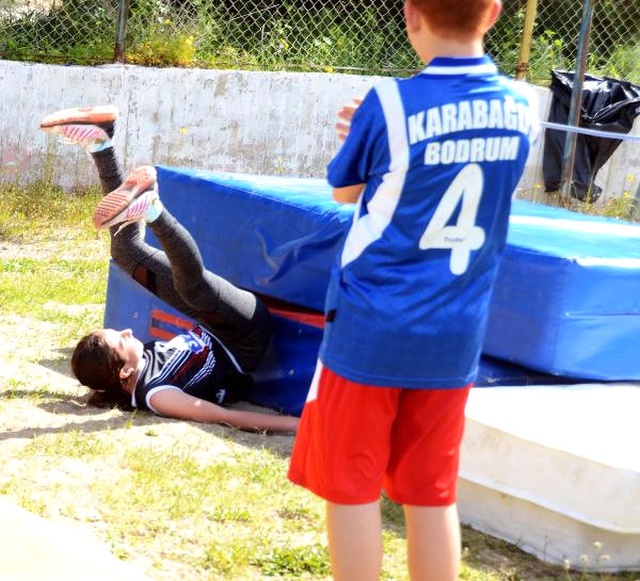 Bodrum'da Atletizm Skandalı: Çıta Olarak Su Borusu, Minder Yerine Yaylı Yatak