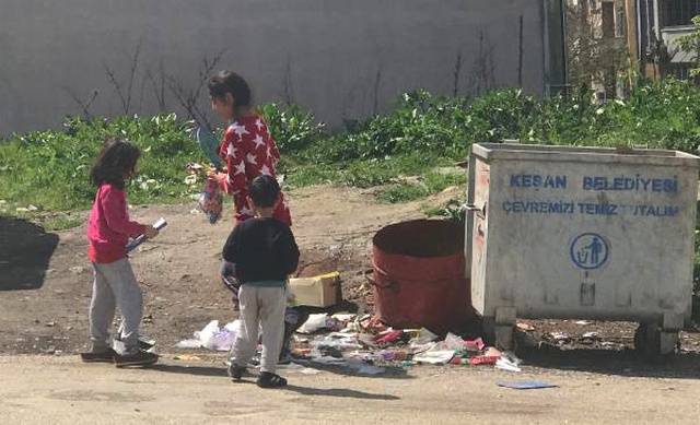 Edirne'de, Çöpten Bulduklarıyla Sevinen Çocuklar Yürek Sızlattı